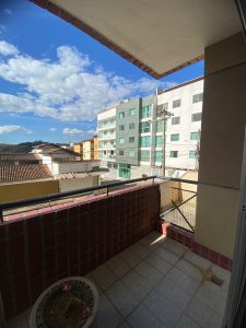 VENDE -SE 

Condomínio Mirante do Bosque 
Bairro: Novo Horizonte - Timóteo 
Apartamento extremamente espaçoso 

Primeiro andar com com varanda

acabamento perfeito, confira mais detalhes:

🔺 Três quartos sendo uma suíte com armários planejados 
🔺 sala/copa
🔺 cozinha 
🔺 banheiro social 
🔺 área de serviço com banheiro 
🔺 Varanda 
🔺 2 Vagas de garagem 
🔺 Acabamento diferenciado de pias e bancadas
🔺 aprox 100 m2

Condomínio com água e gas incluso

💰 Valor de 299 mil 
📄 Aceita financiamento 
🎯 Agende sua visita